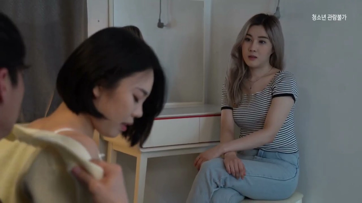 Buổi Gặp Mặt Với Em Gái Kế Xinh Đẹp (충격! 형수님과 술집에서 농밀섹스)